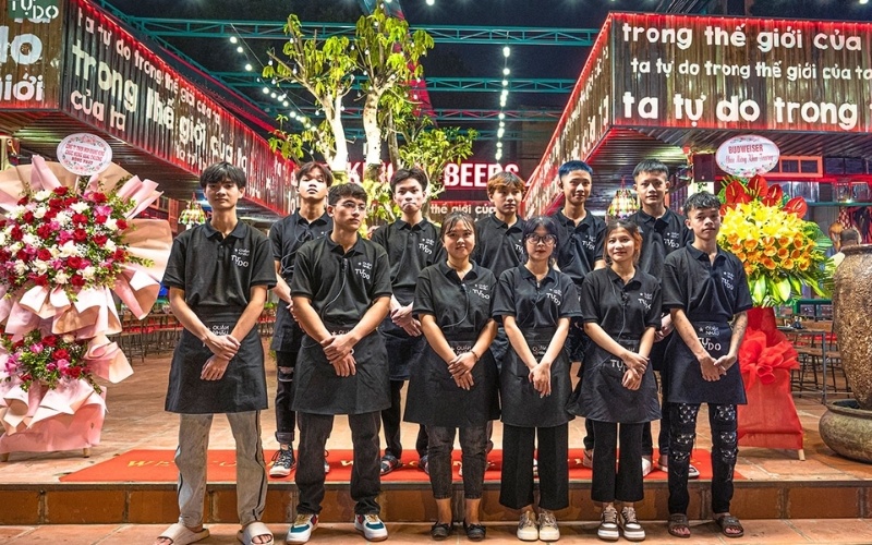 Thiết kế đồng phục quán nhậu nên phù hợp với phong cách của quán