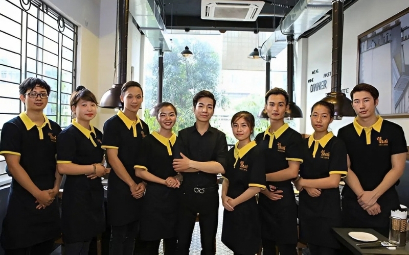 Việc đầu tư đồng phục cho quán nhậu giúp tạo ấn tượng chuyên nghiệp đến khách hàng