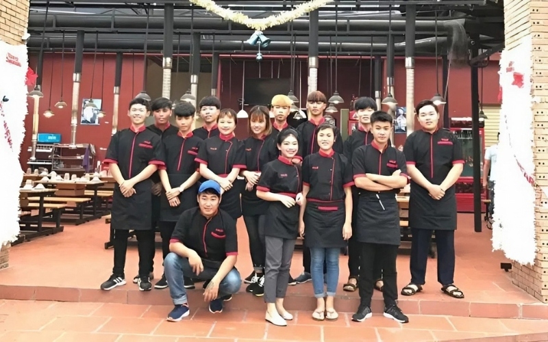 Đồng phục quán nhậu được thiết kế đồng bộ dành cho các nhân viên làm việc tại quán