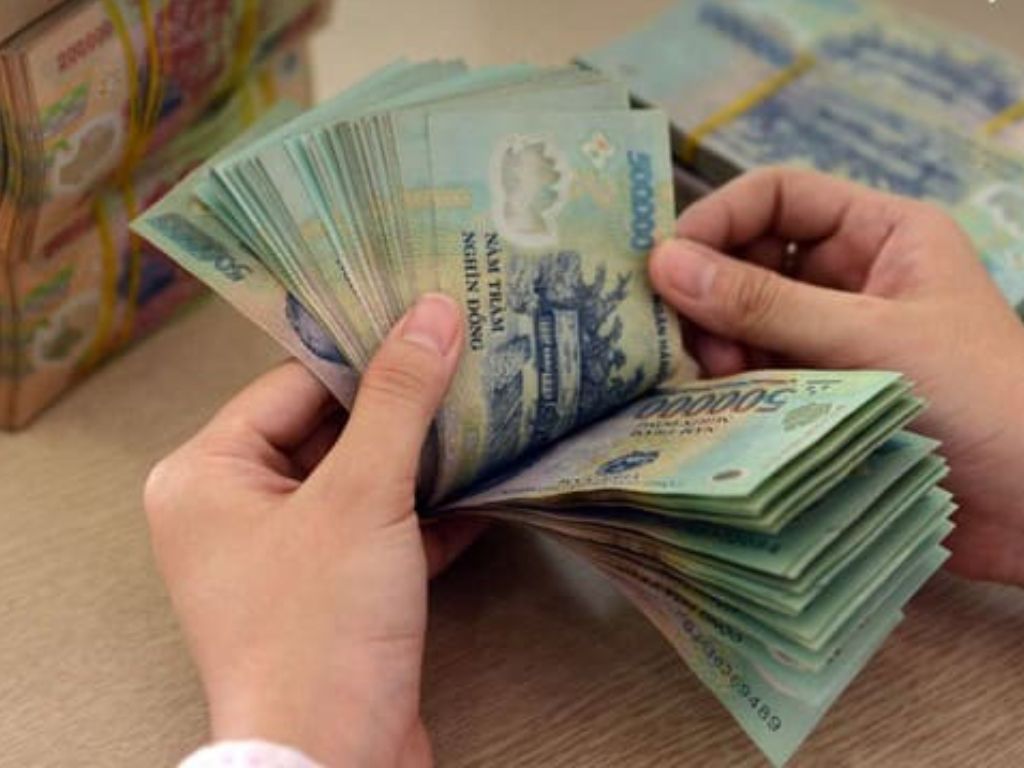 Quyết định chi tiền đồng phục cho nhân viên thường là tiền mặt