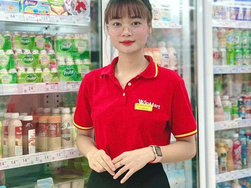 Màu sắc và thiết kế đồng phục nhân viên Vinmart đồng nhất màu đỏ