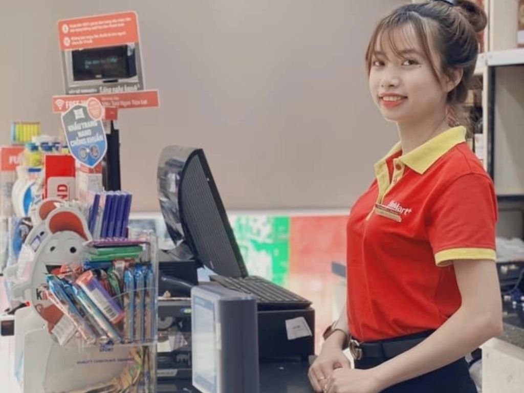 Đồng phục sử dụng màu đỏ và trắng làm chủ đạo