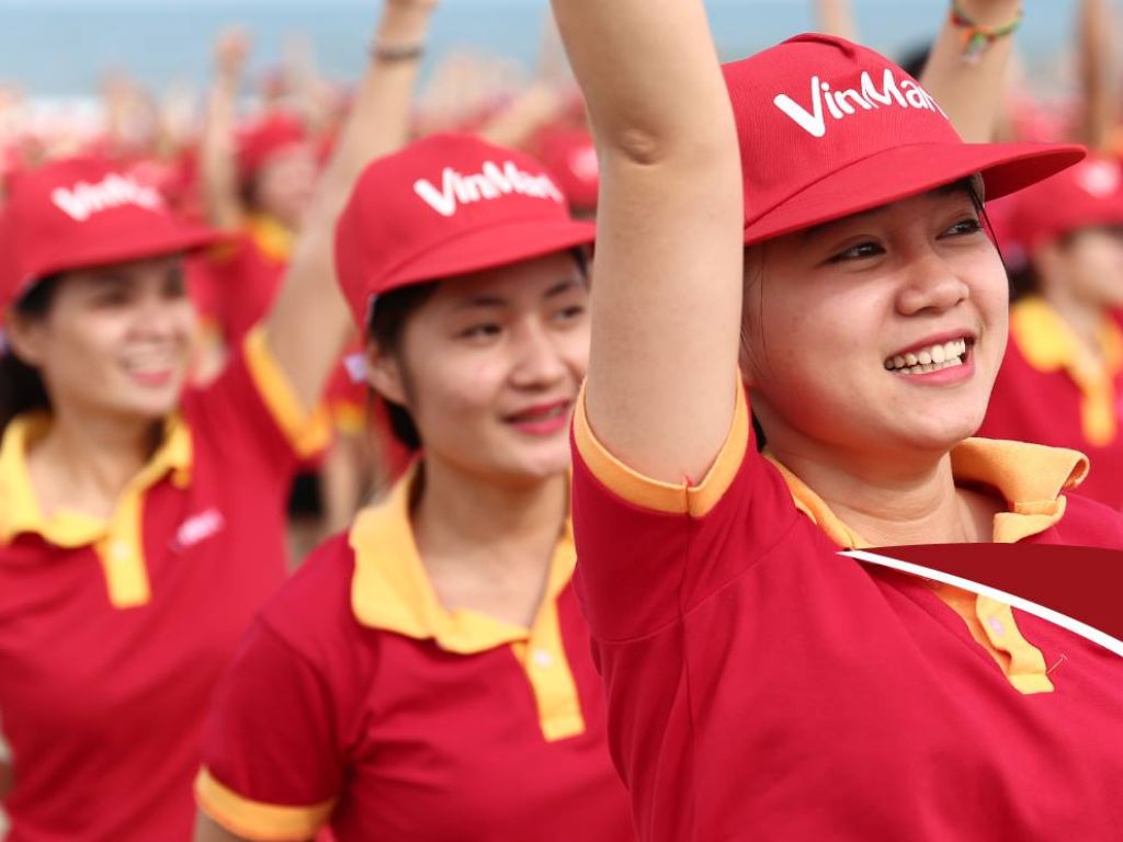 Trong sự kiện áo polo màu đỏ truyền thống vẫn được lựa chọn ưa thích