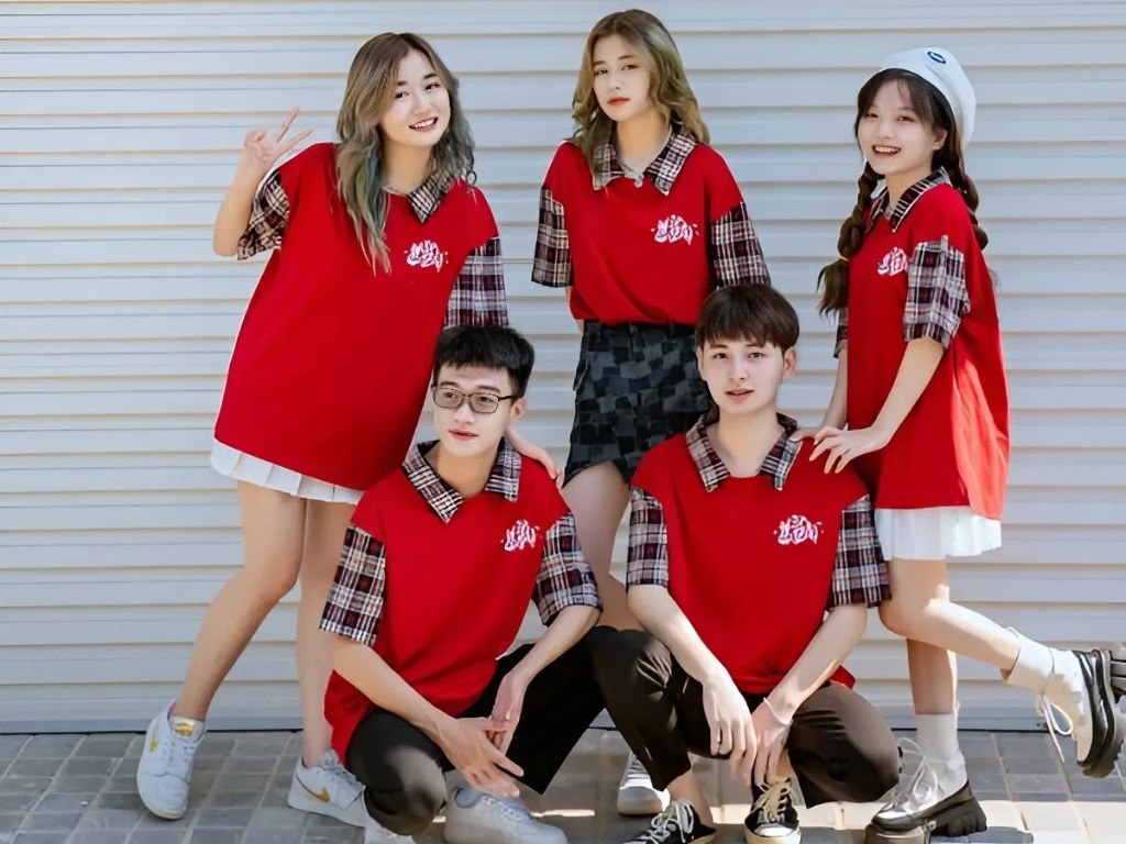 Áo lớp đỏ đỏ phối màu thể hiện phong cách độc đáo