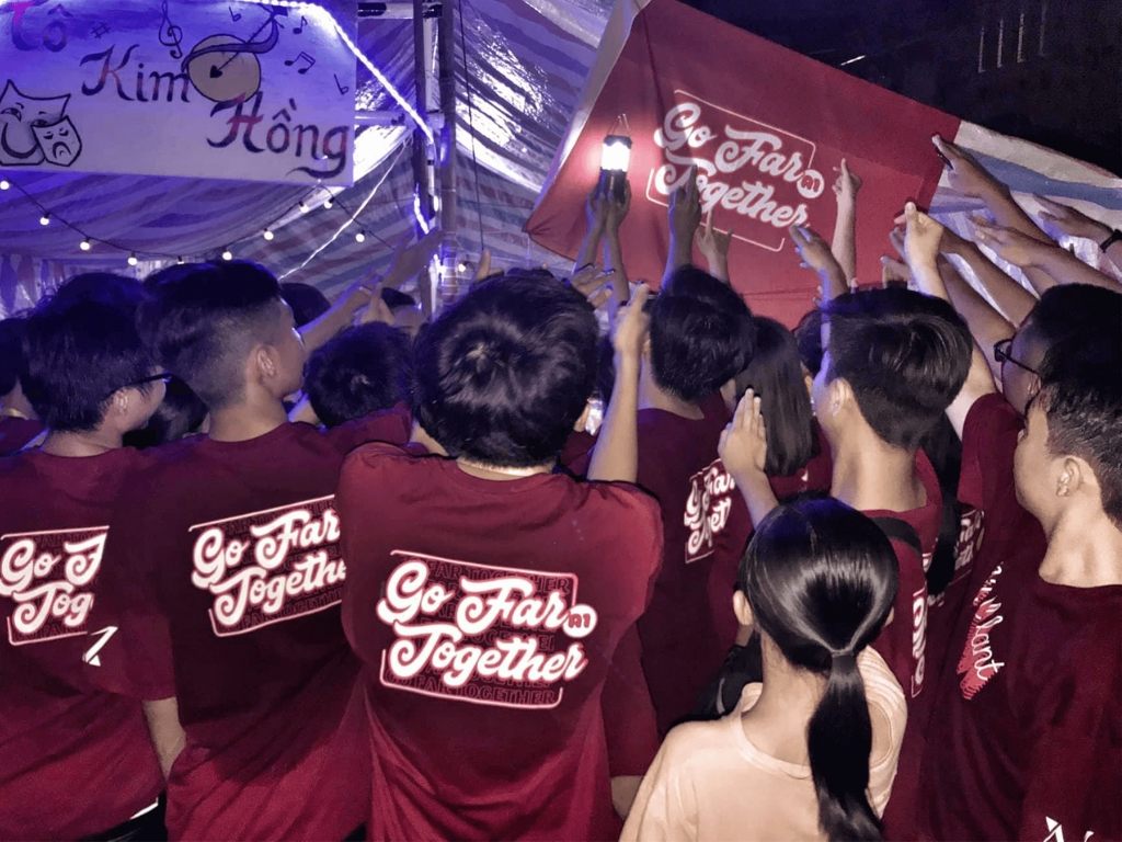 Áo lớp in hình dạ quang là một trong những xu hướng nổi bật và phá cách