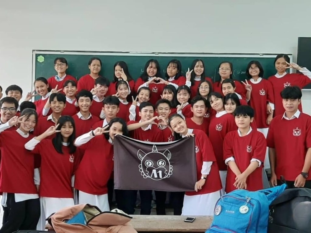 Áo lớp màu đỏ đô tạo sự nổi bật, trẻ trung và năng động