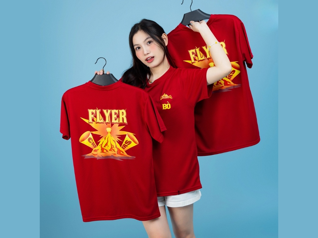 Áo lớp màu đỏ đô kiểu dáng cổ tròn mang lại sự thoải mái