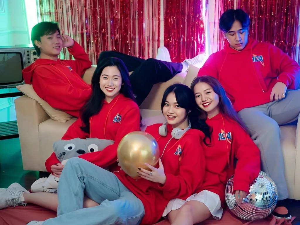 Áo hoodie màu đỏ đô có thể linh hoạt dùng làm áo khoác