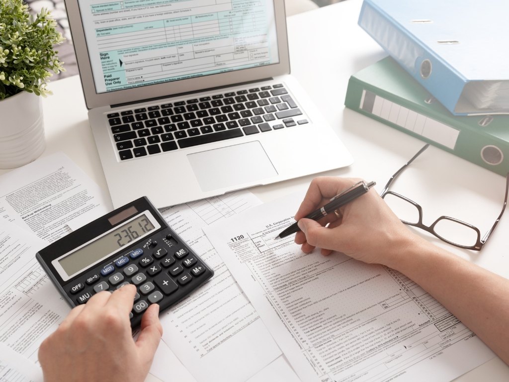 Cách hạch toán tiền đồng phục nhân viên