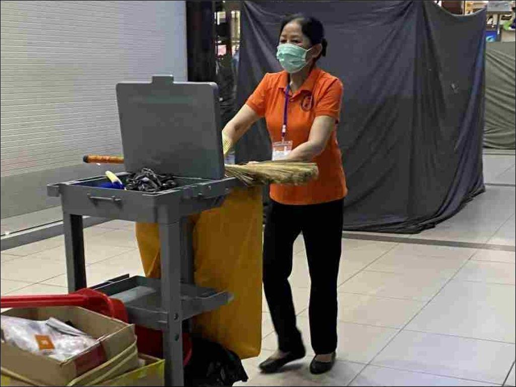 Bạn nên chọn đồng phục nhân viên có thể linh hoạt phối cùng quần tây