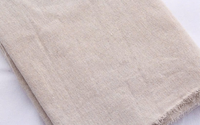 Vải cotton thô có mật độ sợi khá cao giúp hạn chế tia UV xuyên qua ở mức tương đối