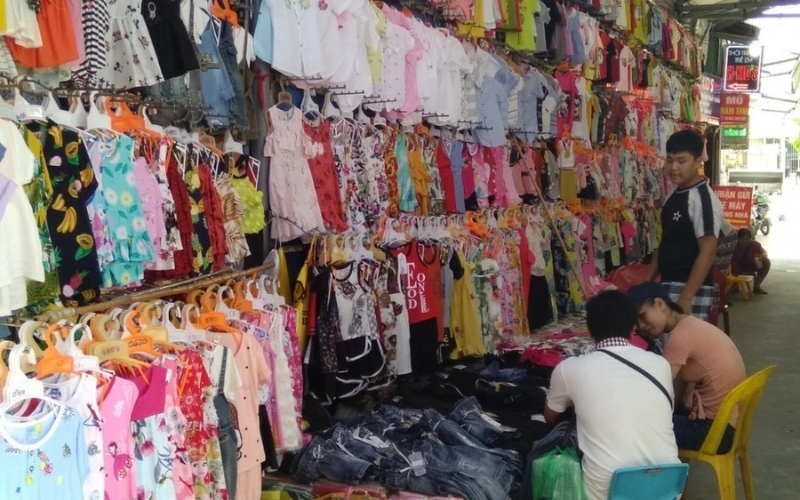 Các chợ đầu mối quần áo là địa điểm lý tưởng để bạn tìm mua áo thun trơn trẻ em giá sỉ