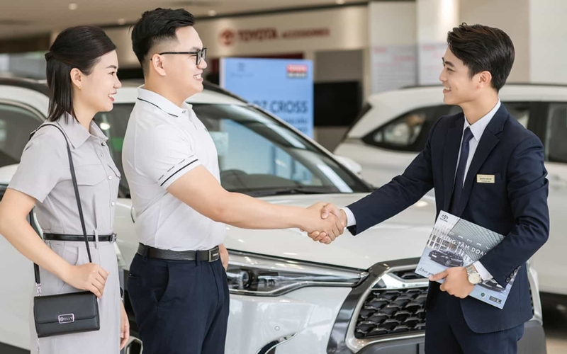 Mẫu đồng phục nhân viên sale ô tô thường lịch sự và chuyên nghiệp