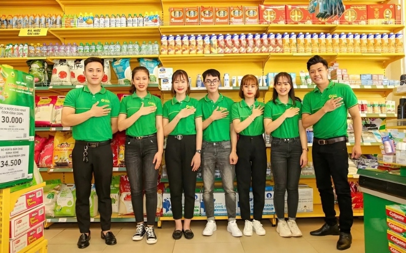 Đồng phục nhân viên bán hàng được thiết kế riêng dành cho đội ngũ làm việc tại cửa hàng