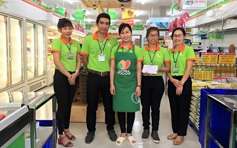 Bộ áo đồng phục kết hợp với quần tây
