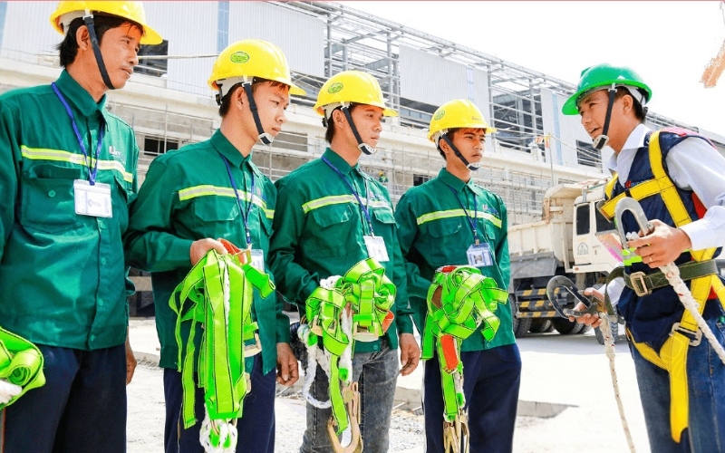 Đồng phục bảo hộ lao động cho nhân viên tại công trường