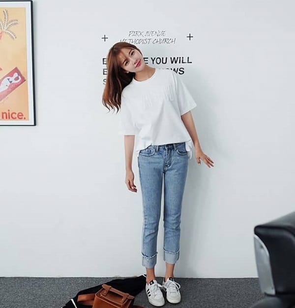 Mix áo phông trắng trơn với quần jean denim