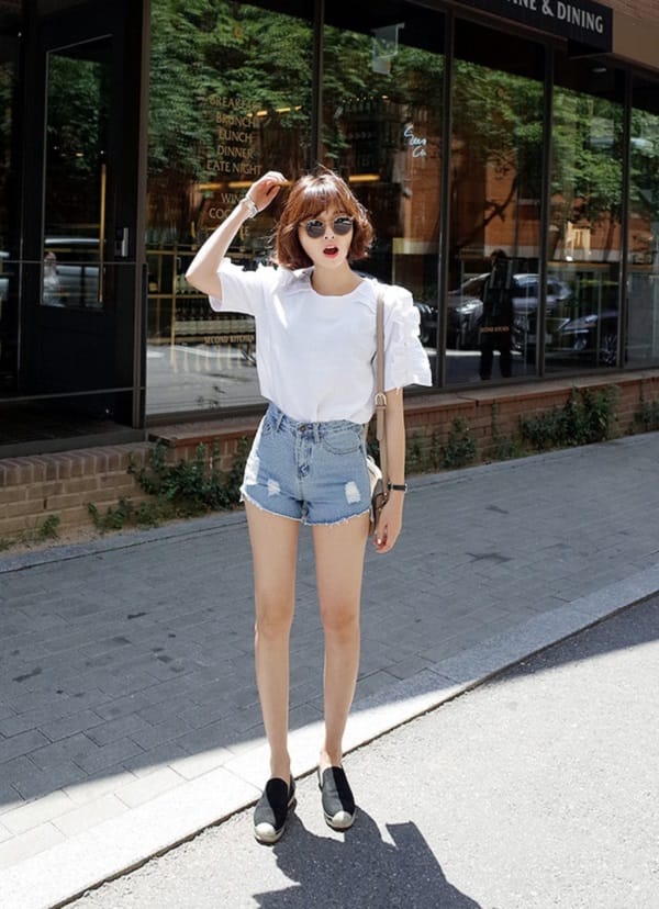 Mix áo phông trắng trơn với quần shorts