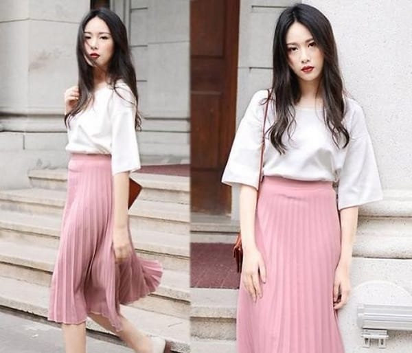 Mix áo phông trắng trơn với chân váy midi