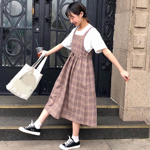 Mix áo phông trắng trơn với váy yếm