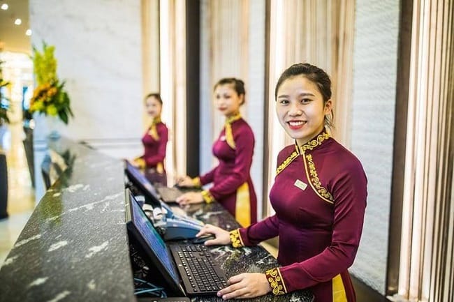 Vai trò của đồng phục nhân viên lễ tân khách sạn