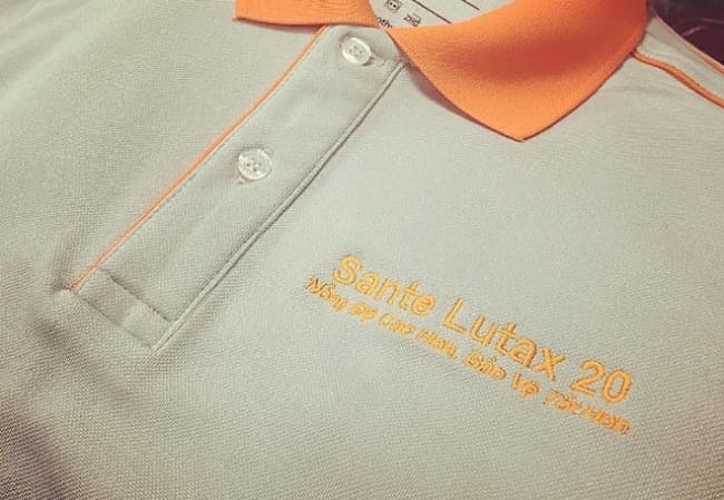 Chi phí may đồng phục cho nhân viên cho in/thêu logo, tên