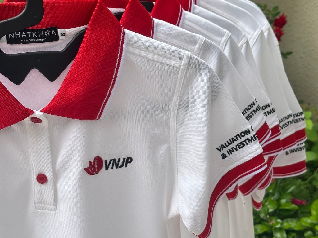 In tên công ty lên áo ở vị trí tay trái