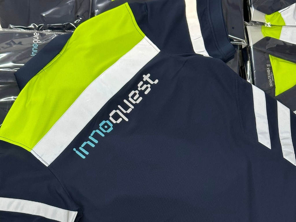 In tên công ty lên áo ở vị trí sau lưng