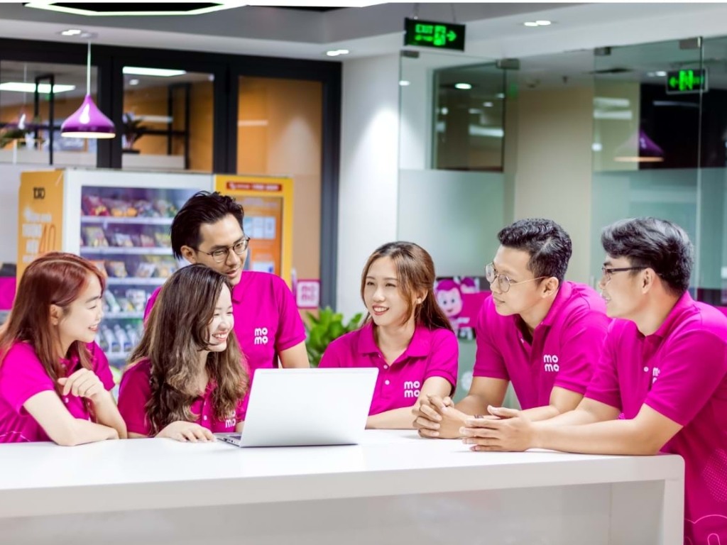 Việc in tên công ty lên áo đồng phục giúp tăng khả năng nhận diện thương hiệu