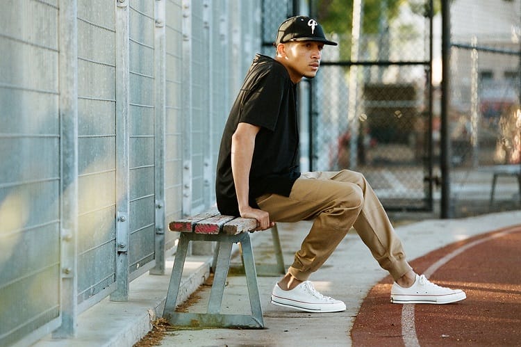 Trang phục phong cách thể thao quần jogger và giày sneakers