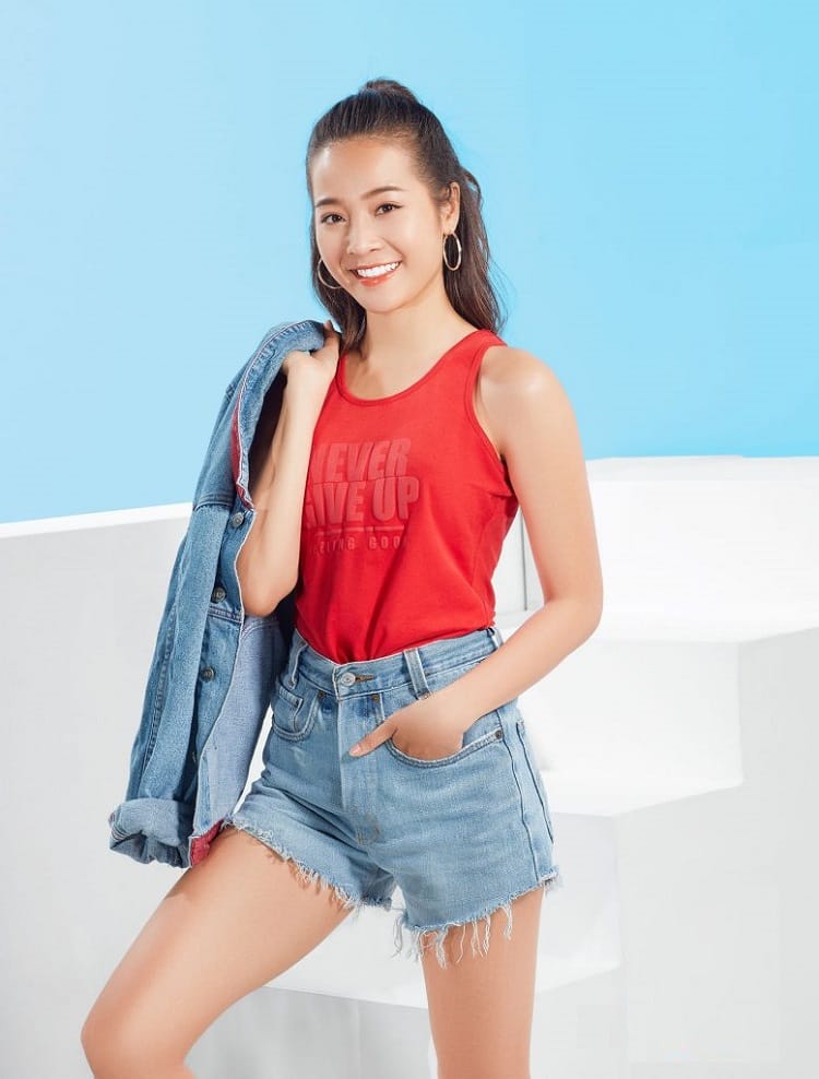 Trang phục phong cách thể thao quần short với áo thun