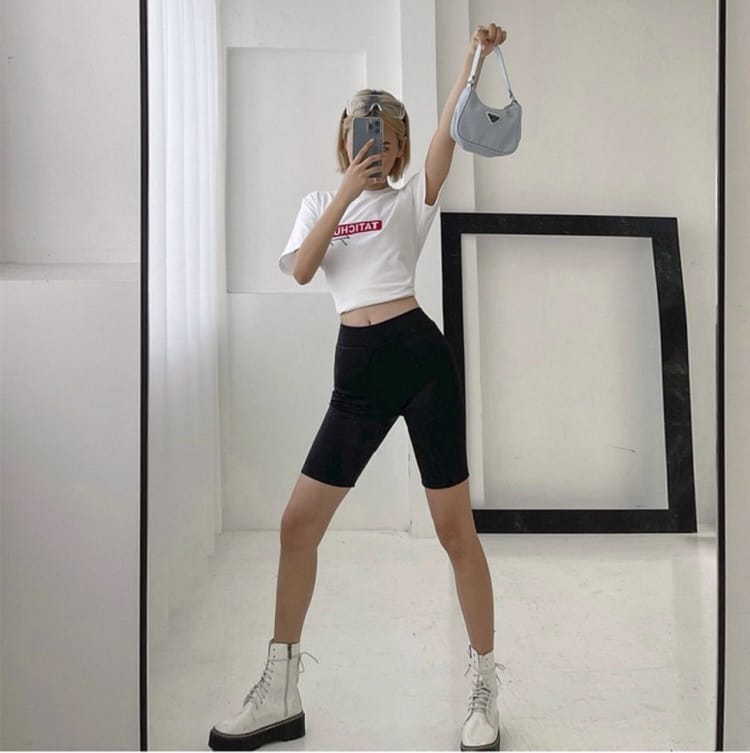 Trang phục phong cách thể thao quần biker và áo croptop