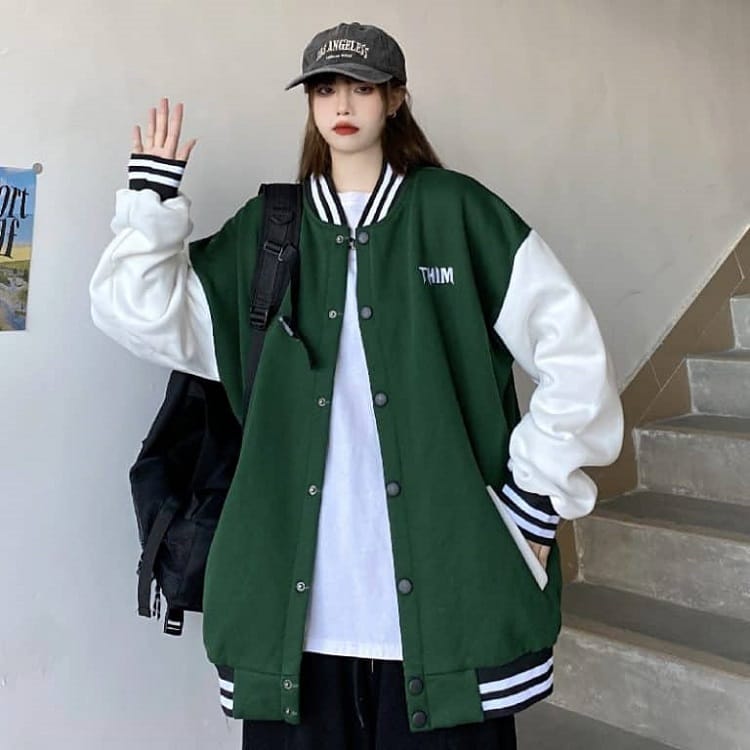 Trang phục phong cách thể thao áo varsity jacket và mũ lưỡi trai