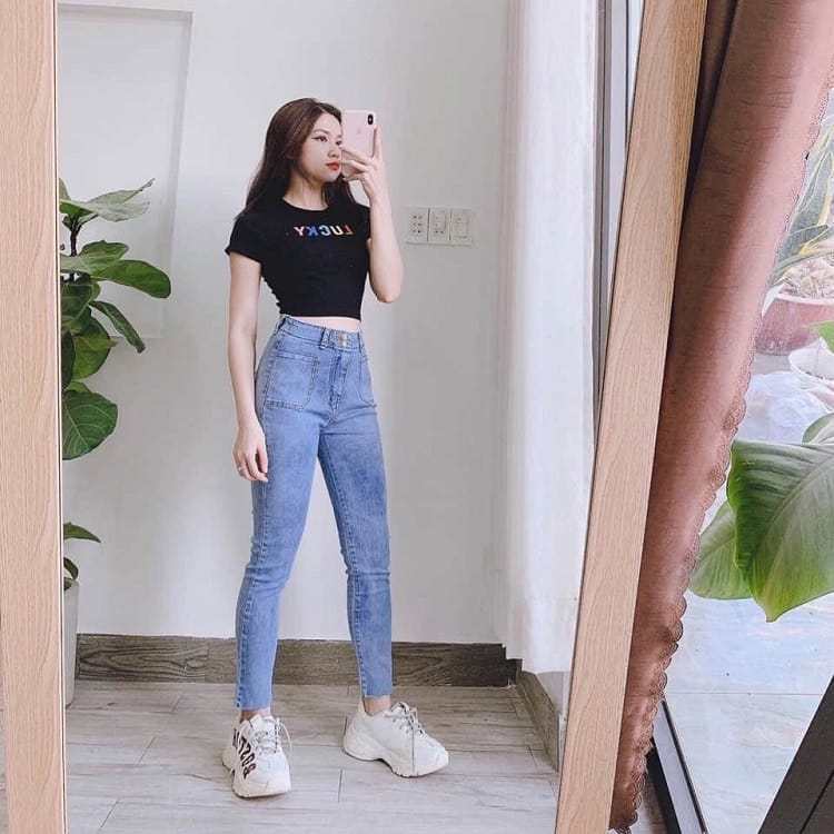 Trang phục thể thao nữ đẹp áo thể thao và quần jeans