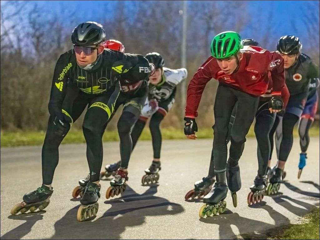 Bánh xe được bố trí dưới đế, hỗ trợ bạn trượt êm