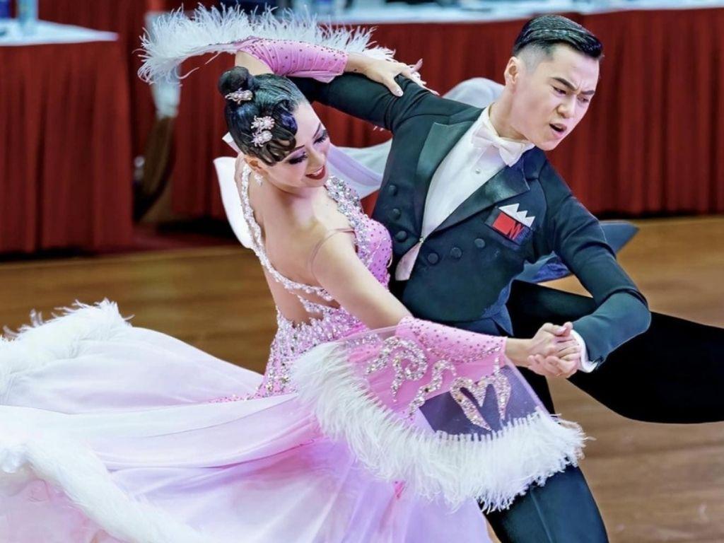 Váy khiêu vũ thể thao cho tập luyện thường được thiết kế đơn giản