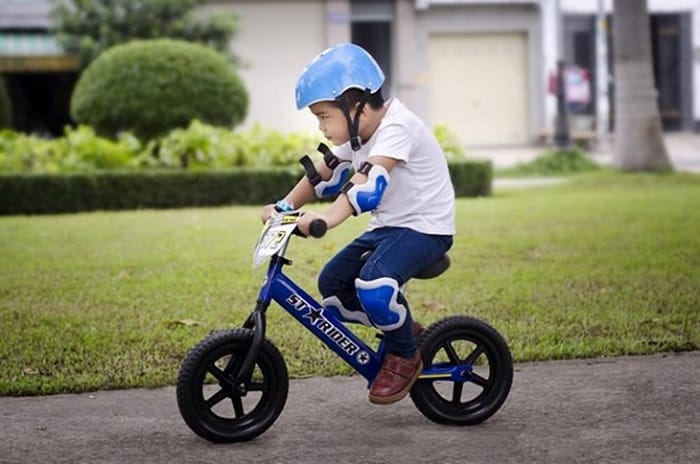 Vì sao phải chuẩn bị đồ bảo hộ đi xe đạp cho bé?