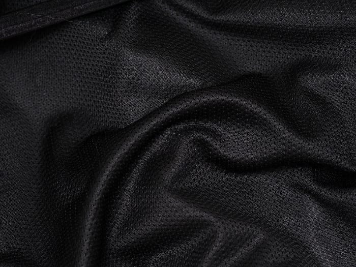 Mặc quần áo may bằng vải polyester có nóng không?