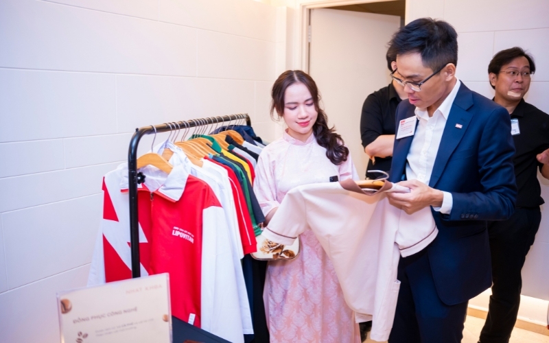 Nhất Khoa Uniform hỗ trợ tư vấn chọn chất liệu vải phù hợp