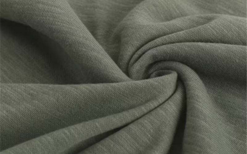 Vải cotton poly 60/40 cân bằng khá tốt giữa độ mềm mại và độ bền