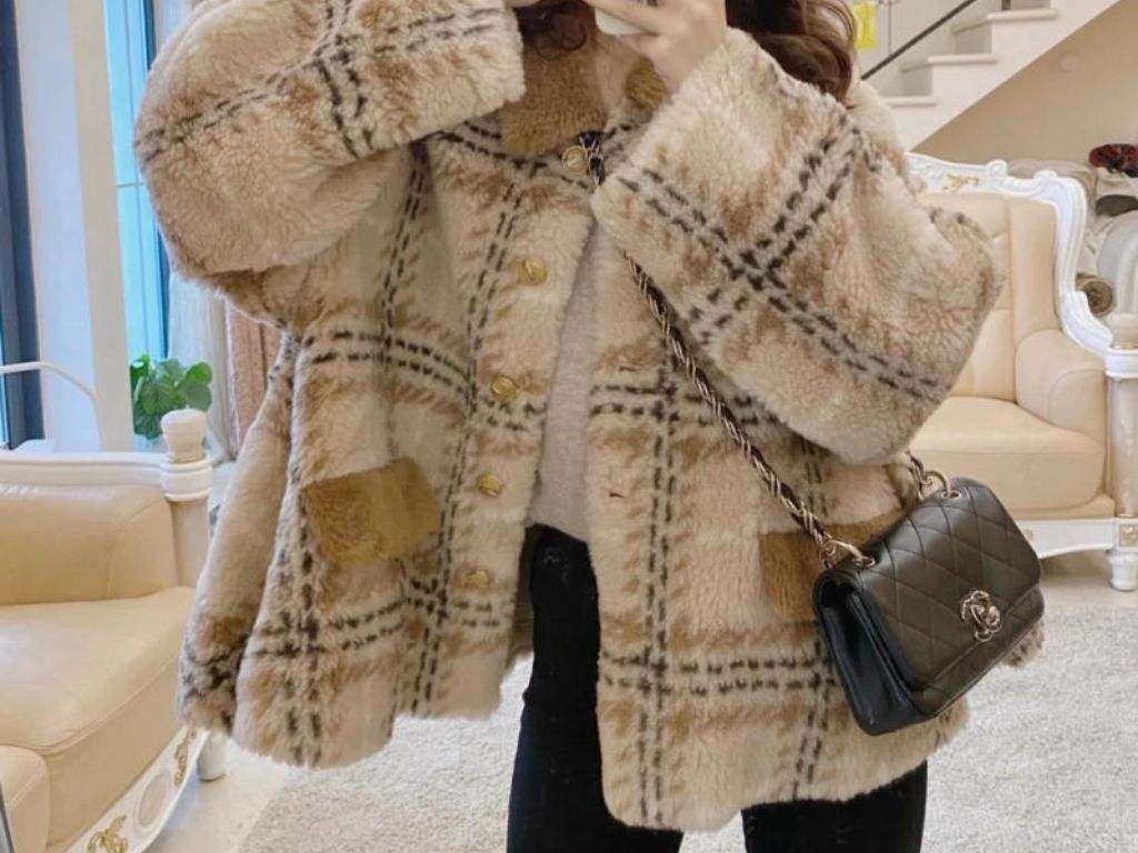 Màu sắc và họa tiết của áo khoác lông cũng là yếu tố quan trọng cần cân nhắc