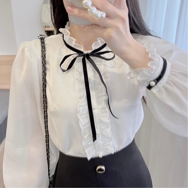 Phối áo sơ mi trắng nữ với phụ kiện