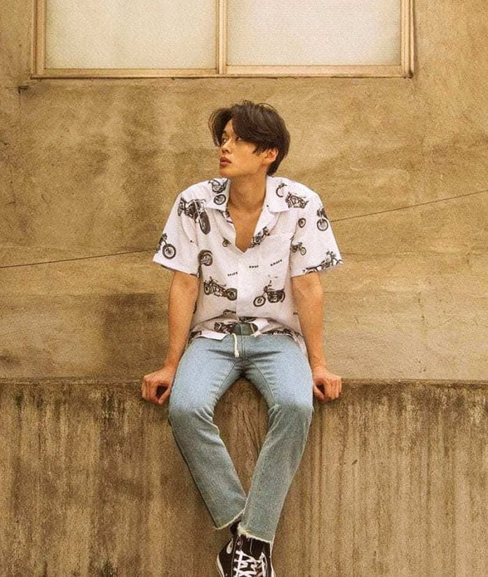 Phối áo sơ mi nam tay ngắn với quần jeans