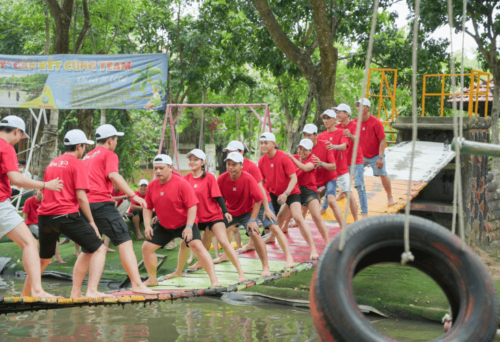 Sử dụng áo thun cổ tròn cho các hoạt động thể thao, teambuilding