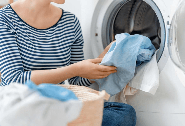 Chọn chế độ giặt nhẹ nhàng để áo thun đồng phục không bị giãn