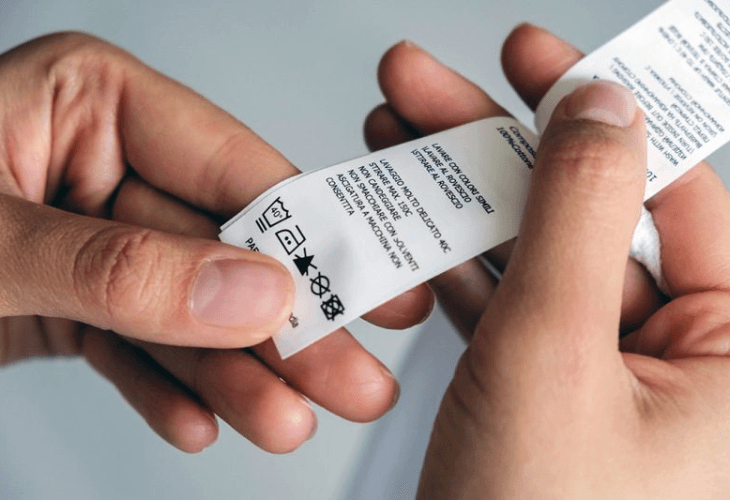 Xem thông tin hướng dẫn bảo quản trên nhãn áo