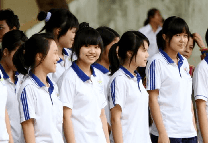 Áo thun đồng phục có cổ thể dục giúp nhà trường quản lý học sinh