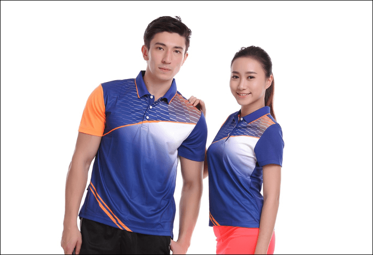 Áo thun đồng phục thể dục là một phần trong chương trình giáo dục thể chất