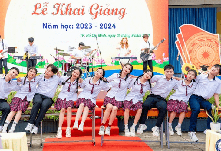 ao-so-mi-dong-phuc-giup-dung-hinh-anh-chuyen-nghiep-cho-nha-truong