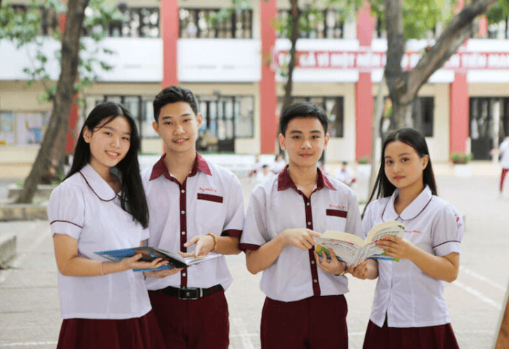 kieu-dang-ao-phu-hop-giup-hoc-sinh-tu-tin